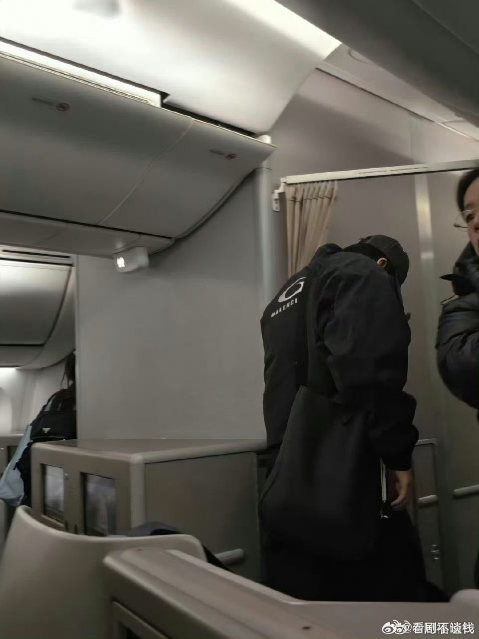 刘宇宁又在飞机上撞头了之前不是说至今还没有找到个高的坏处吗，这不有啦刘宇宁我心疼