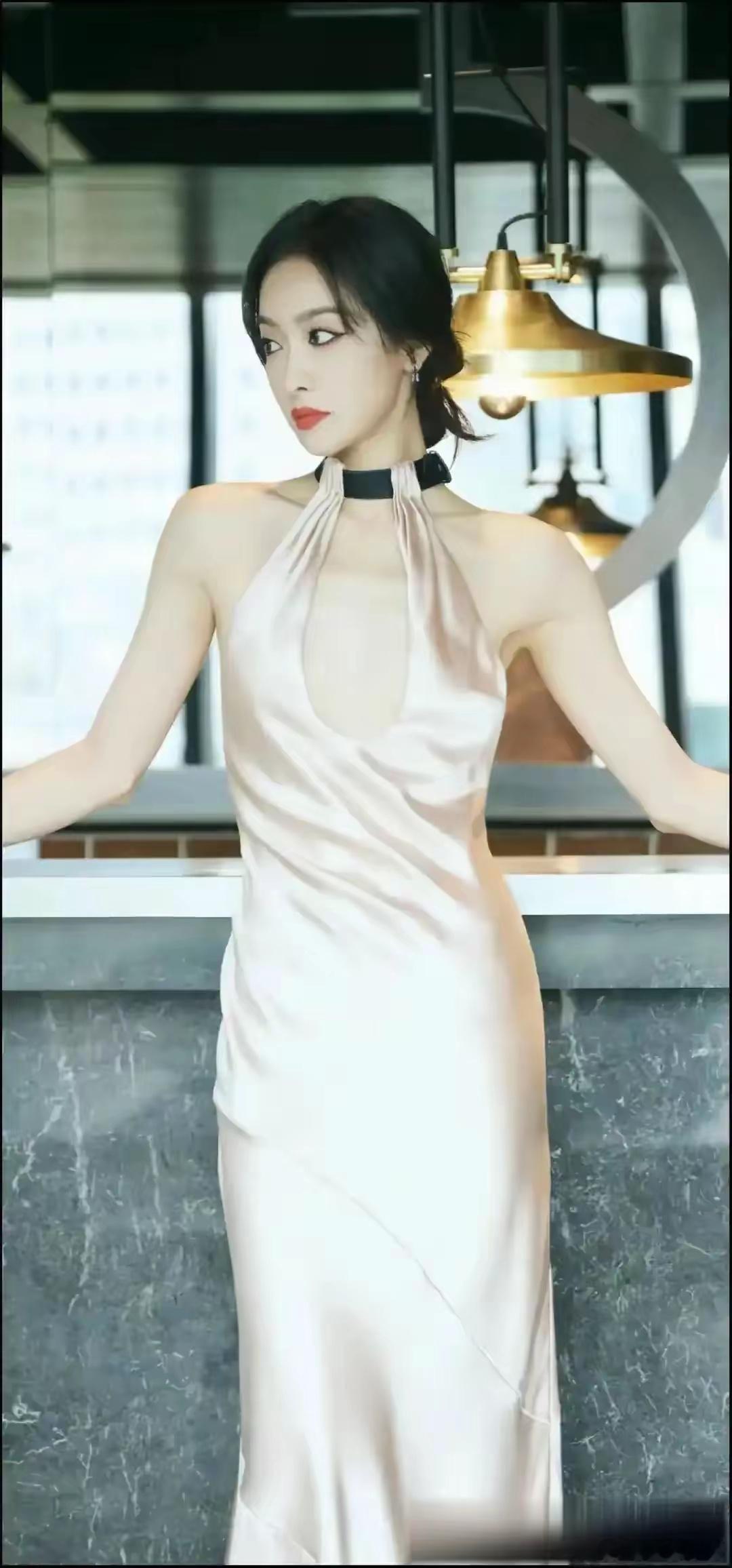 宋茜画“猫眼妆”妆容！身穿挂脖u领礼服裙，一般是还真吼不住啊​​​