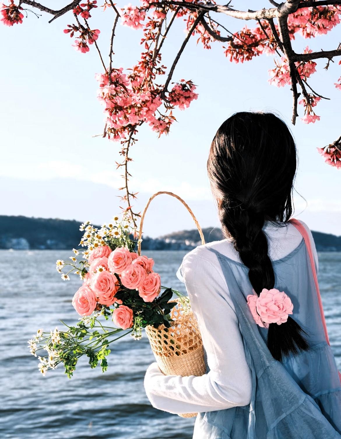 人到中年才明白。一个女人，生活的太闲了，也会感到不快乐。人到中年才彻底悟