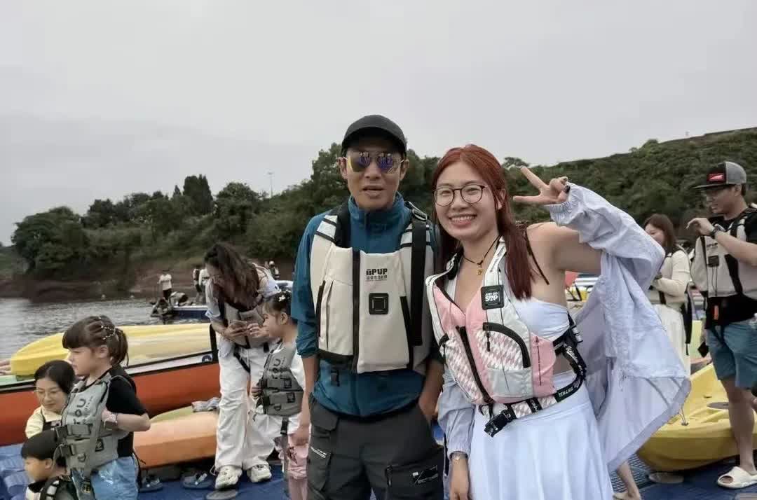 撒贝宁带孩子去千岛湖过儿童节，老婆李白穿超短裤，双腿又长又白！