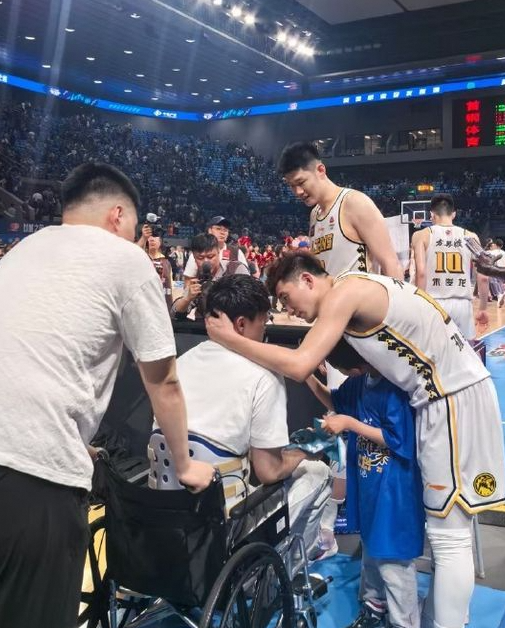孙铭徽暖心之举赛后速慰问曾凡博