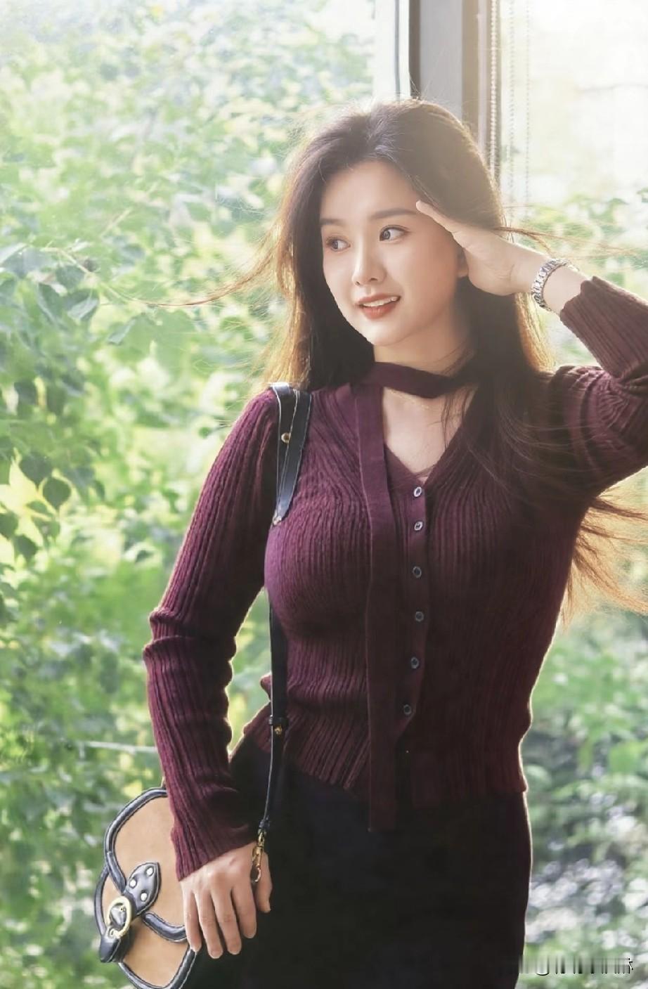 阳光洒进来的午后，少女轻抚发丝，温柔动人。