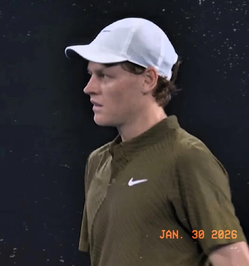 应无胜负悬念的澳网第二场男单半决赛正在进行中。辛纳对阵德约克维奇。德约克维奇