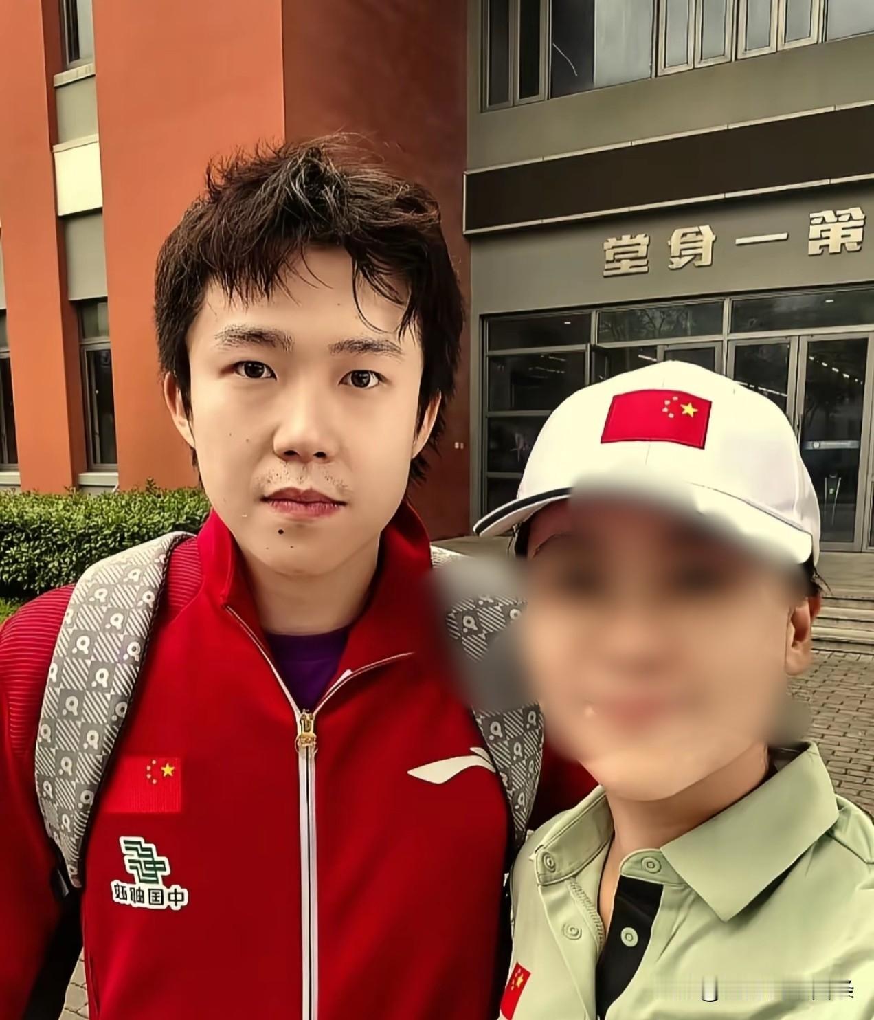 细心的网友发现，莎头都在上海剪头发了，还都没北京剪得好。王楚钦的发型倒是没像杭