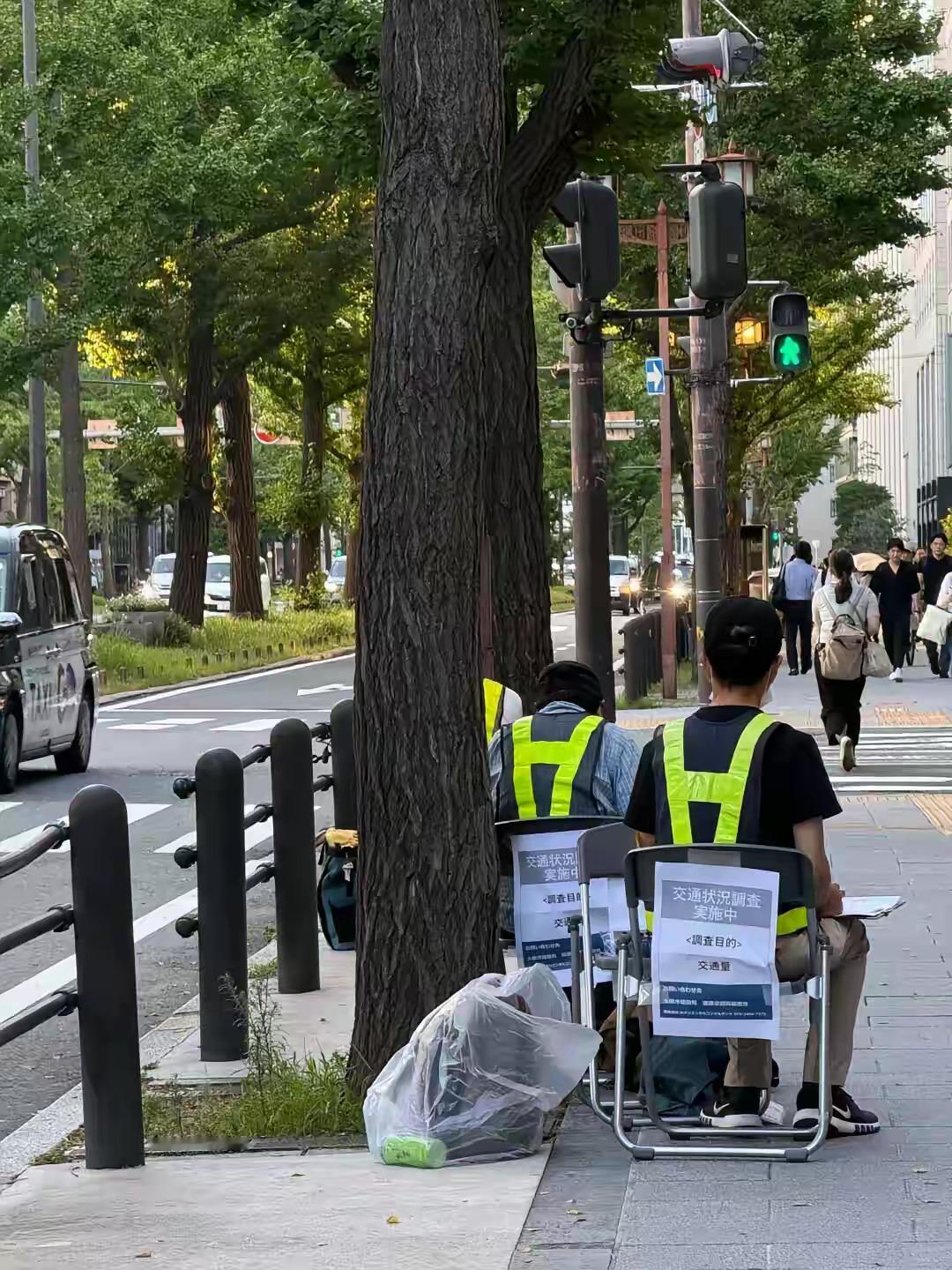 日本至今还在使用人工，在街边以“目视”的方式操作计数器来统计交通，这非常的匠人精