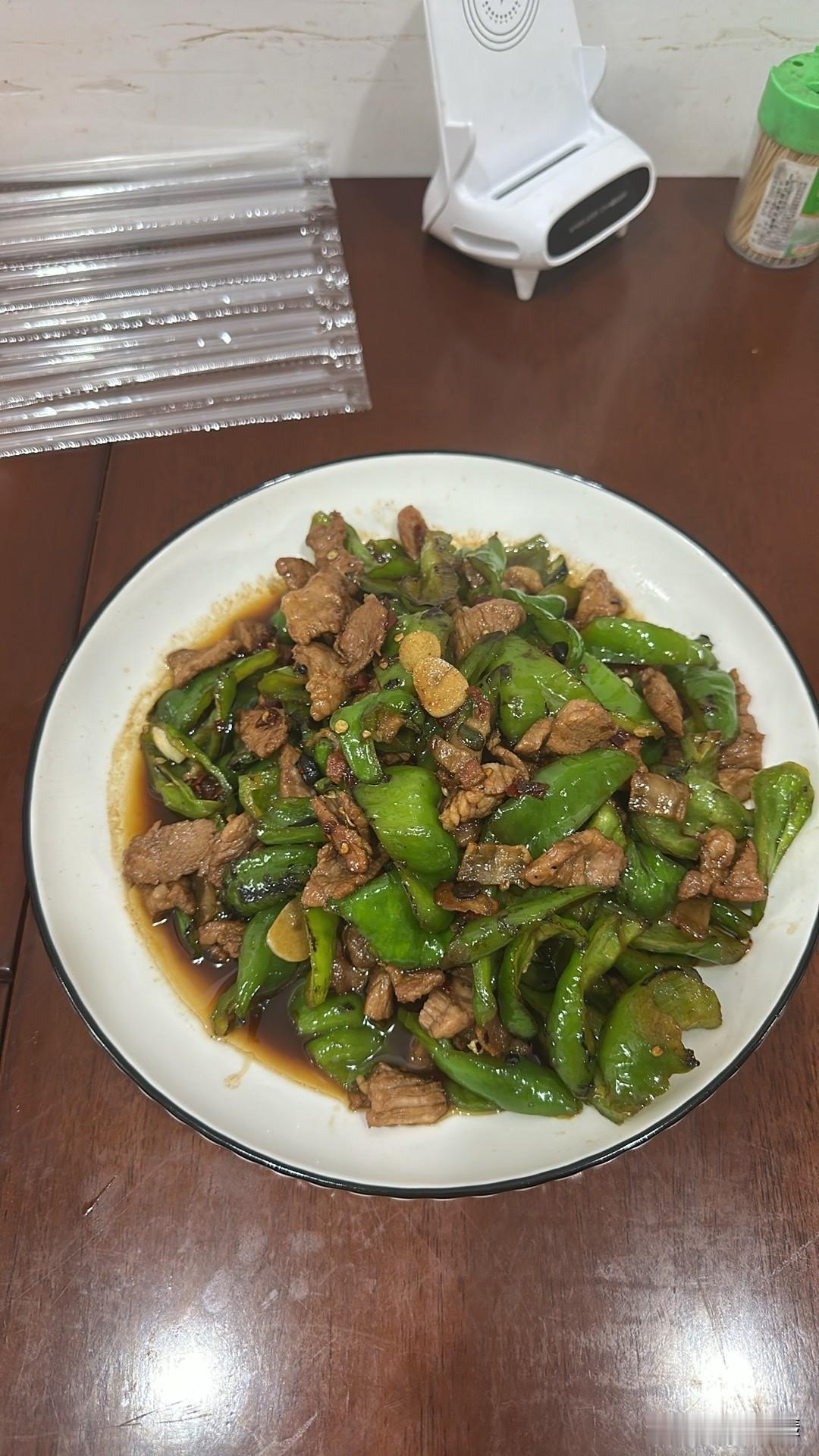 说起我们的湖南名菜：辣椒炒肉，不知道老乡们有没有这样的感觉，离开湖南吃到的总感觉