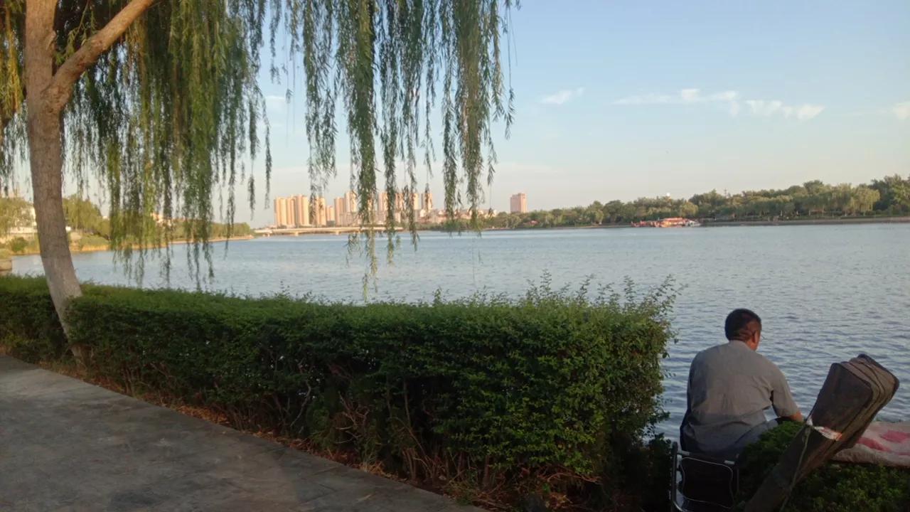 52，牛，中学一级教师，师专毕业，93年参加工作。2005年就是一级教师了。