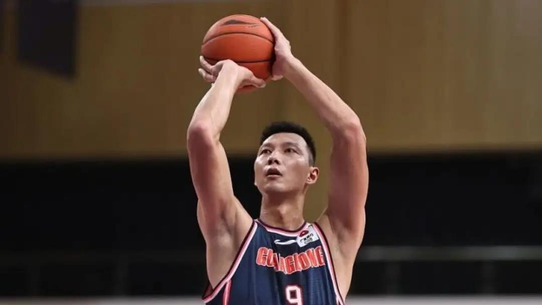 退役不到2年！易建联近况曝光，姚明当年那句话，果然应验官宣退役还未满2年，