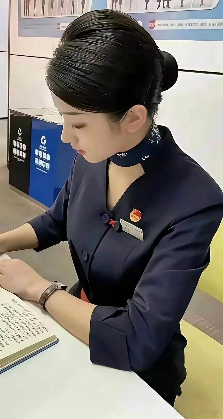 跟她做同事，需要什么条件？[大笑]​​​