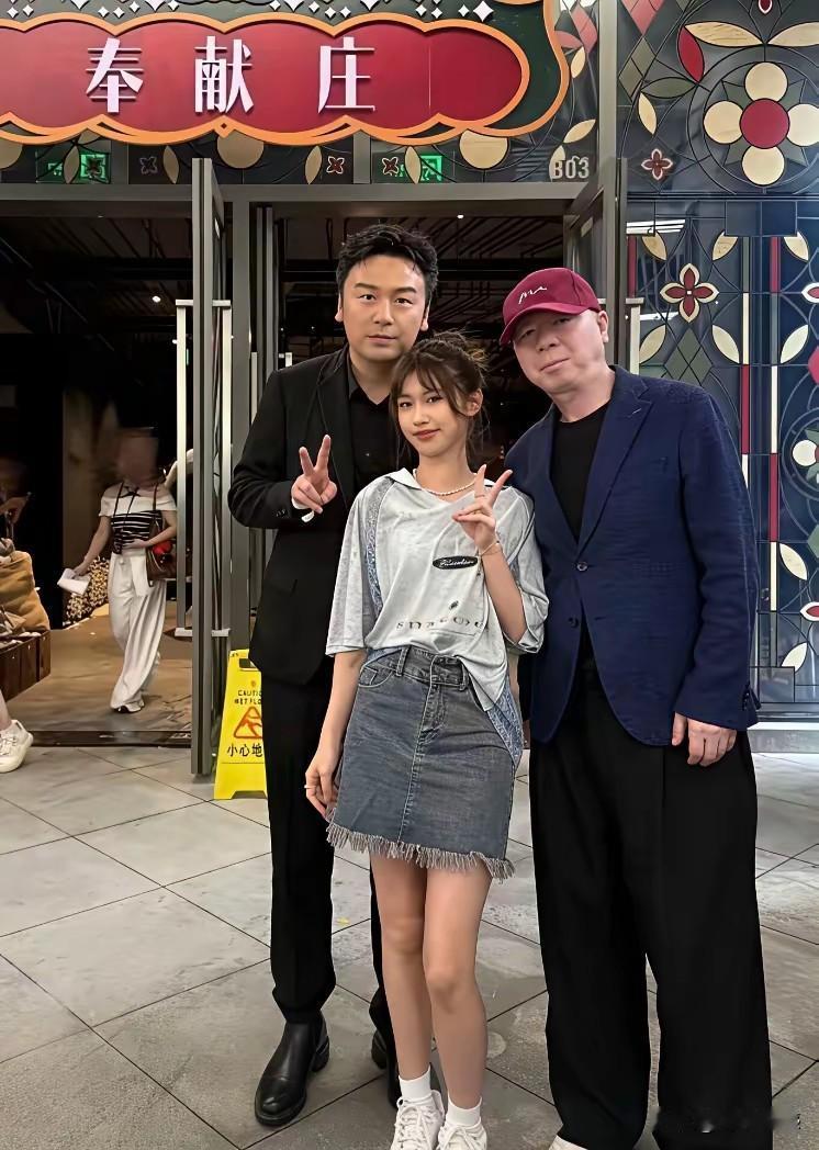 冯导衰落的太厉害了，感觉这才几年的功夫，整个人和以前已经发生天翻地覆的变化，头发