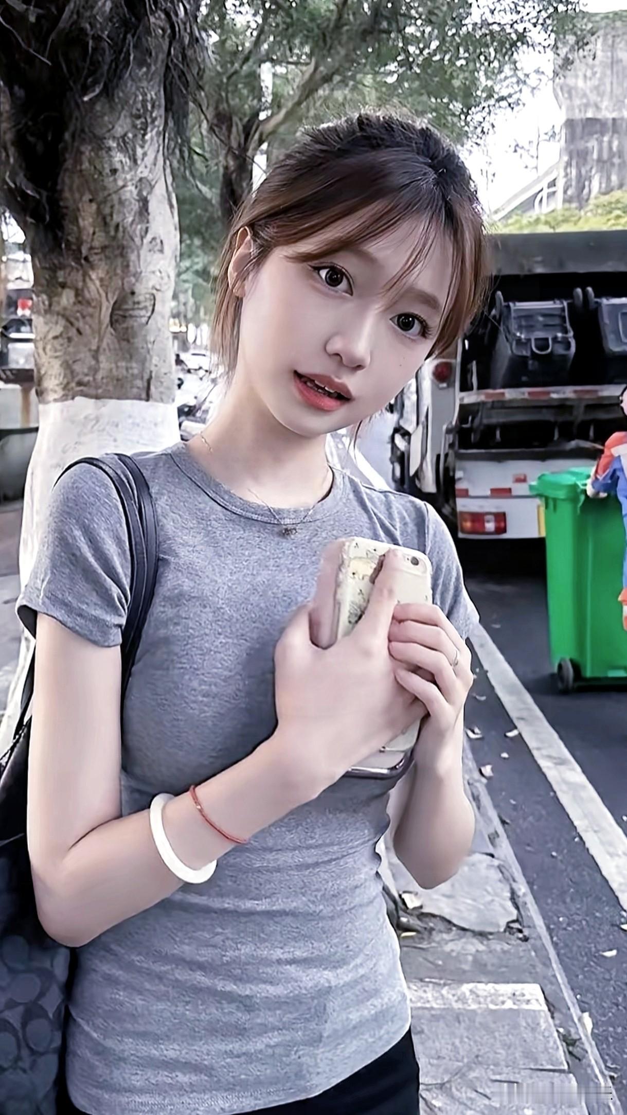 元气少女街边等公交，清新自然，手机不离手📱💕～分享一张随手拍街头元气少女