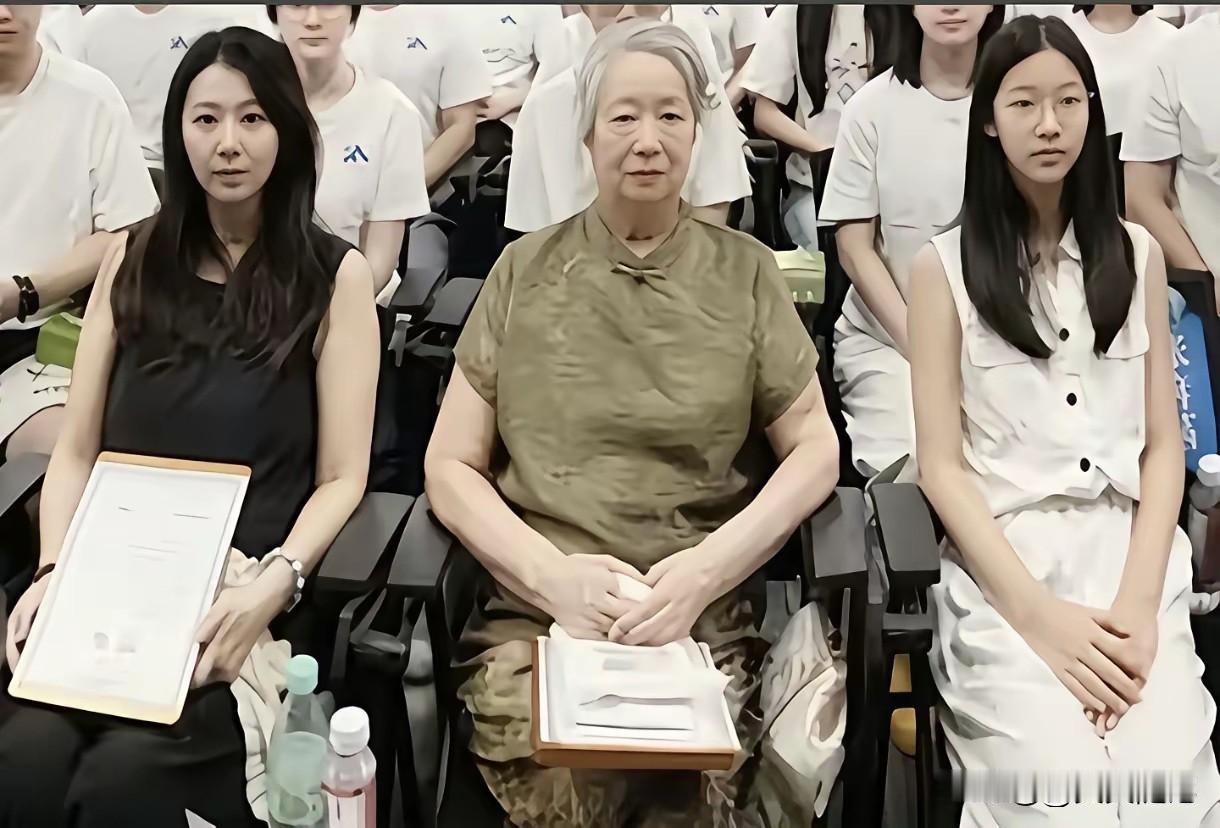 第一眼就盯着C位看了。他妈妈、他媳妇、他闺女。三个人坐得板板正正的。那位置，绝了