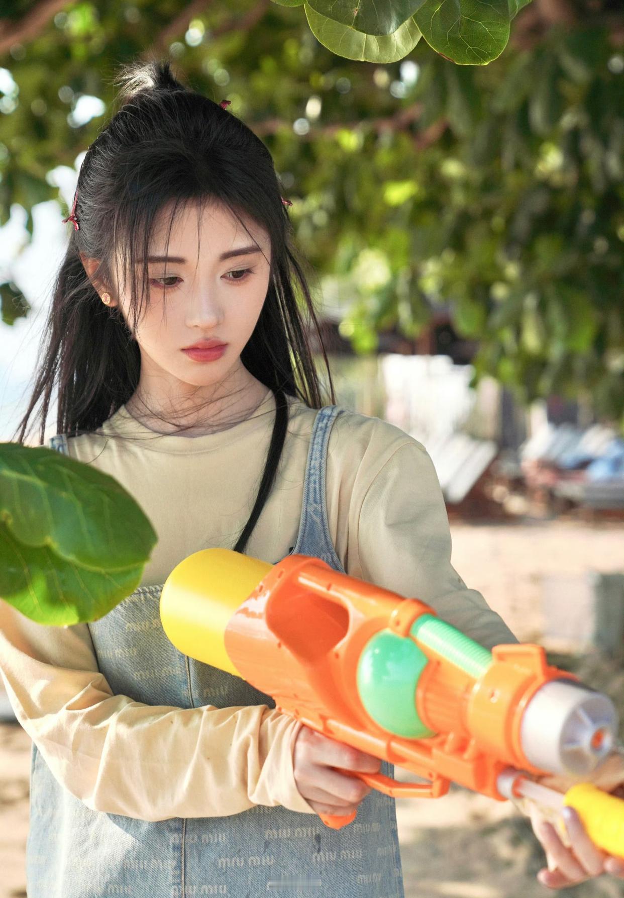 1.鞠婧祎拍戏就没扮过丑，她被骂半永久妆造的时候，想的都是改进妆造，接受不了自己