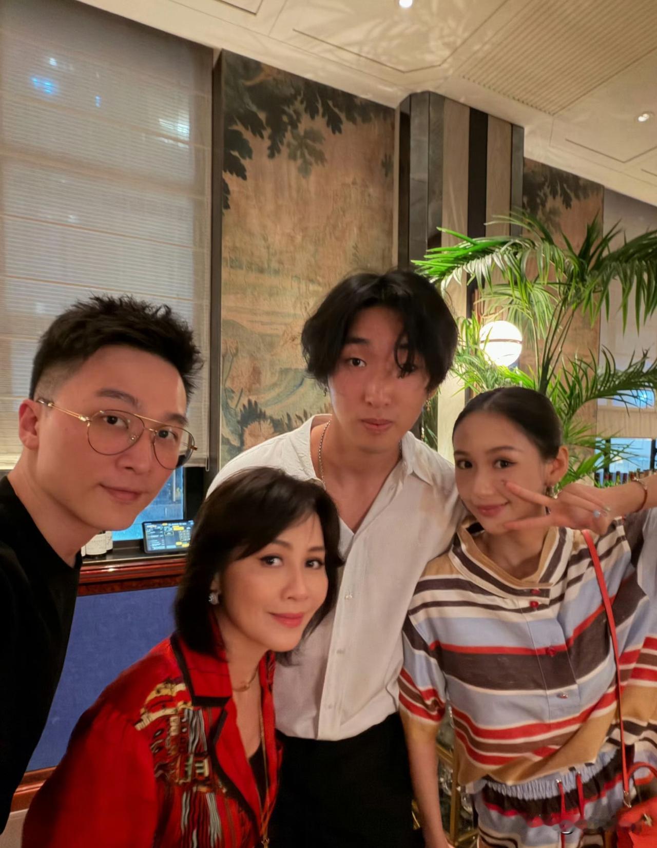 刘嘉玲与朋友们合影！6月24日，刘嘉玲晒出一组与朋友们的合影，并且配文称“在你
