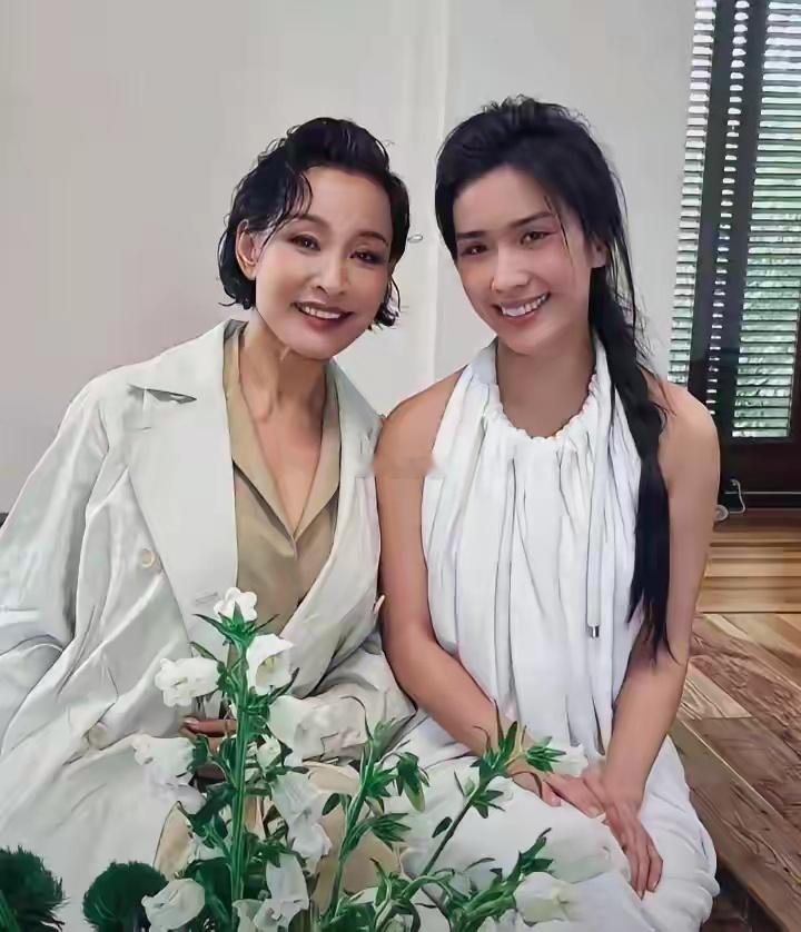 陈冲的女儿，一点也不像陈冲年轻时的样子，她长得比陈冲年轻时要秀气很多。​​​