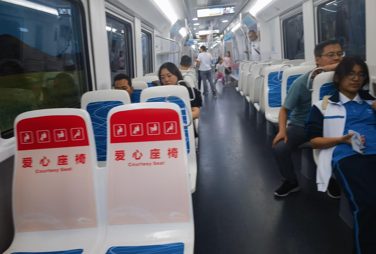 #成都都市圈#成都地铁17号线，体验感好极了首先，人不多不拥挤。可能是新开通