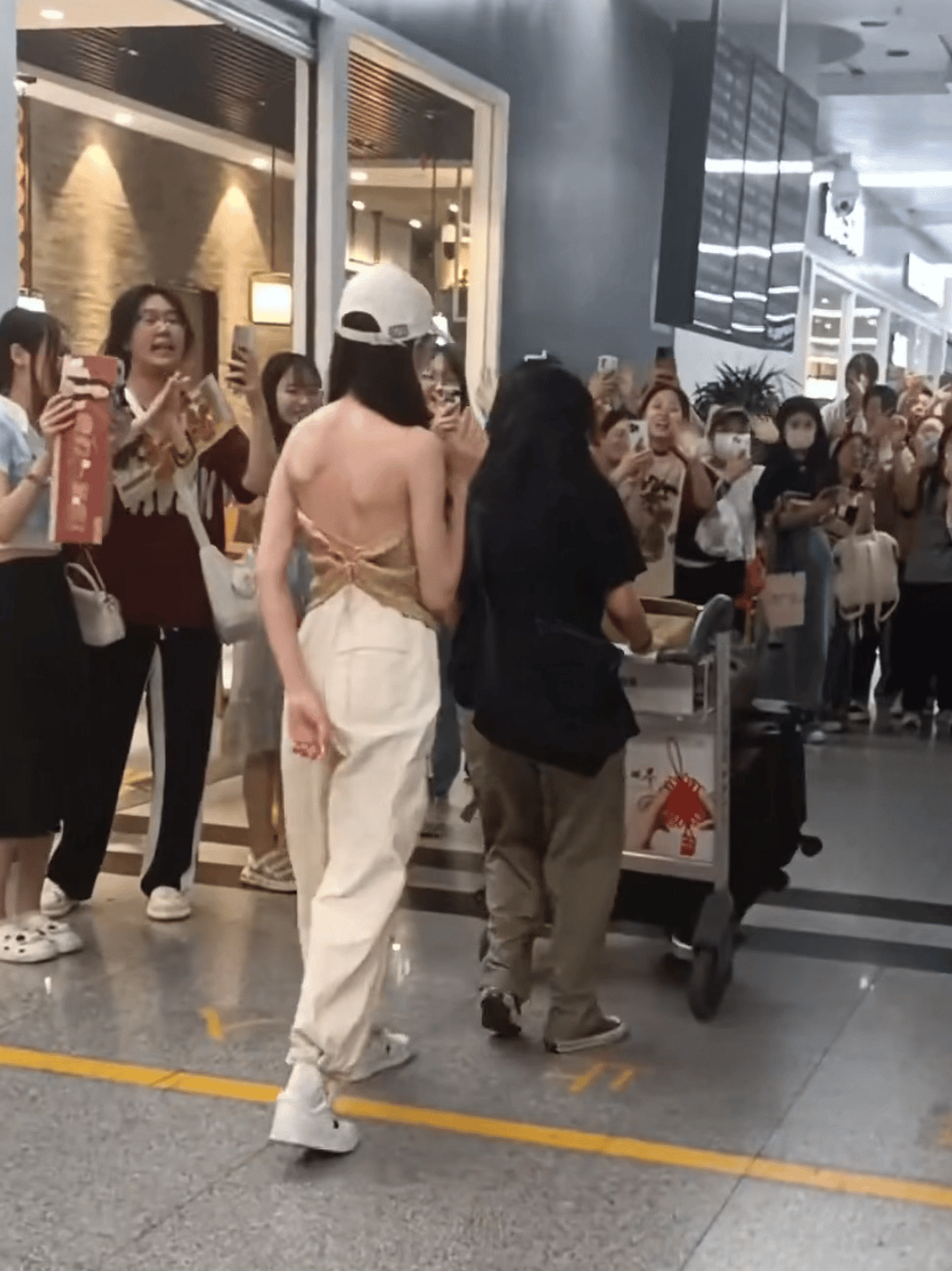 我迪像个幼儿园小朋友一样萌萌的走着内八嗨～～～～～～