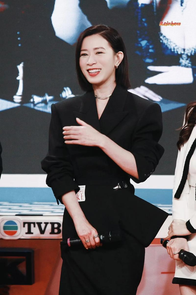 佘诗曼在《新闻女王2》中再演“Man姐”文慧心，气场全开，从传统媒体转战自媒体，