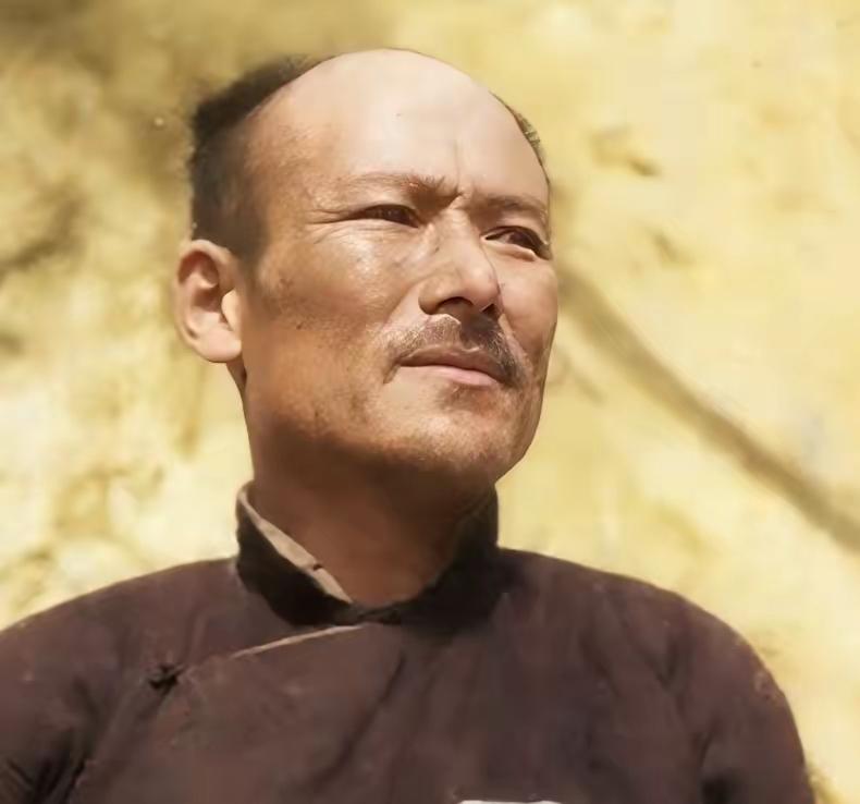 1947年，胡宗南占领延安后，被俘变节的公安局科长韩继恩，一张罕见的留影，照片中