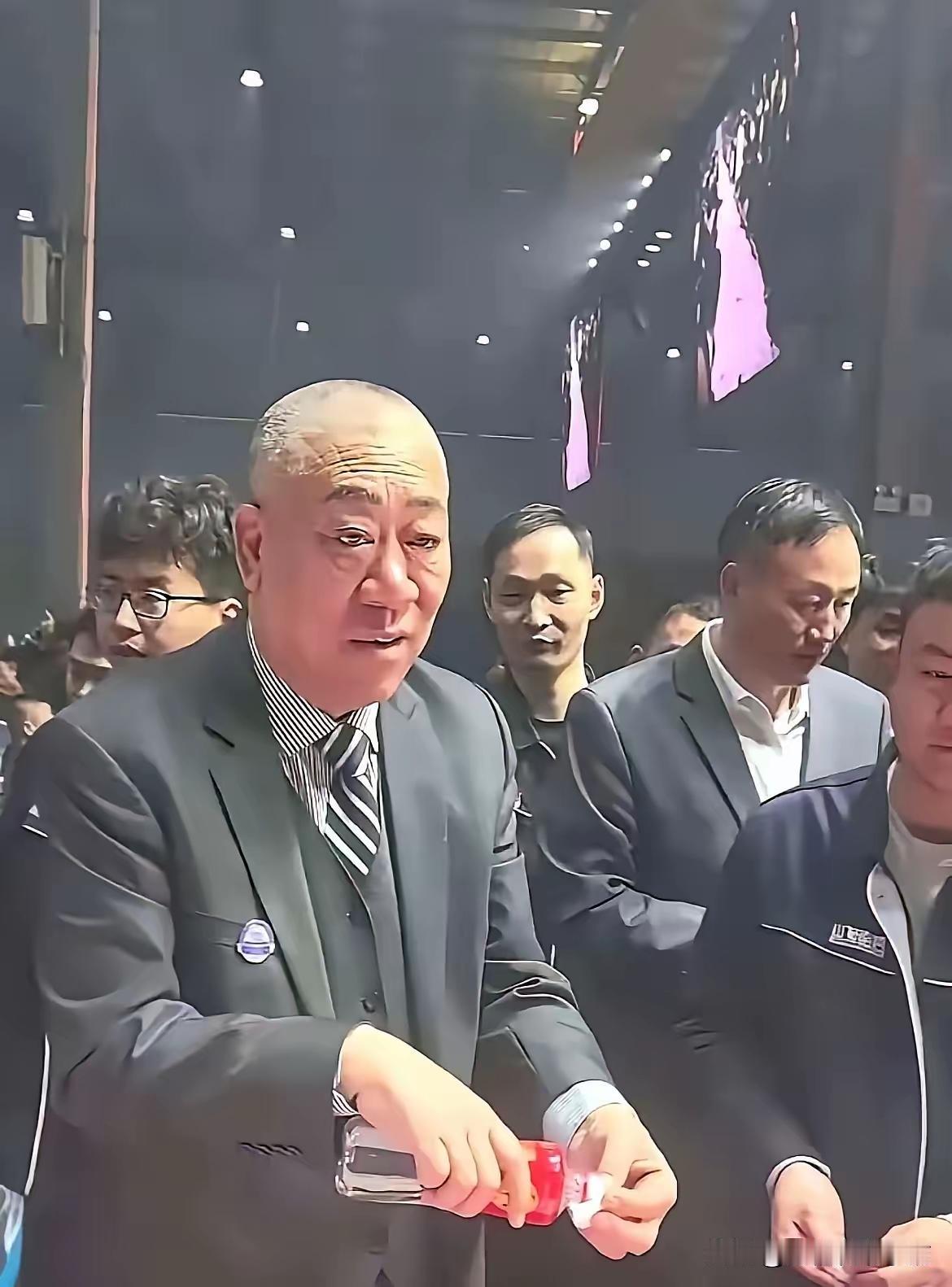 开工第一天，签约大厅堵成停车场，客户挤得水泄不通；两小时订单破亿，单日成交额直冲