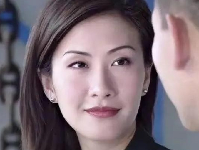 2000年，香港TVB当家花旦陈慧珊，甩掉了相伴13年的丈夫钟伟明，转身投入了“