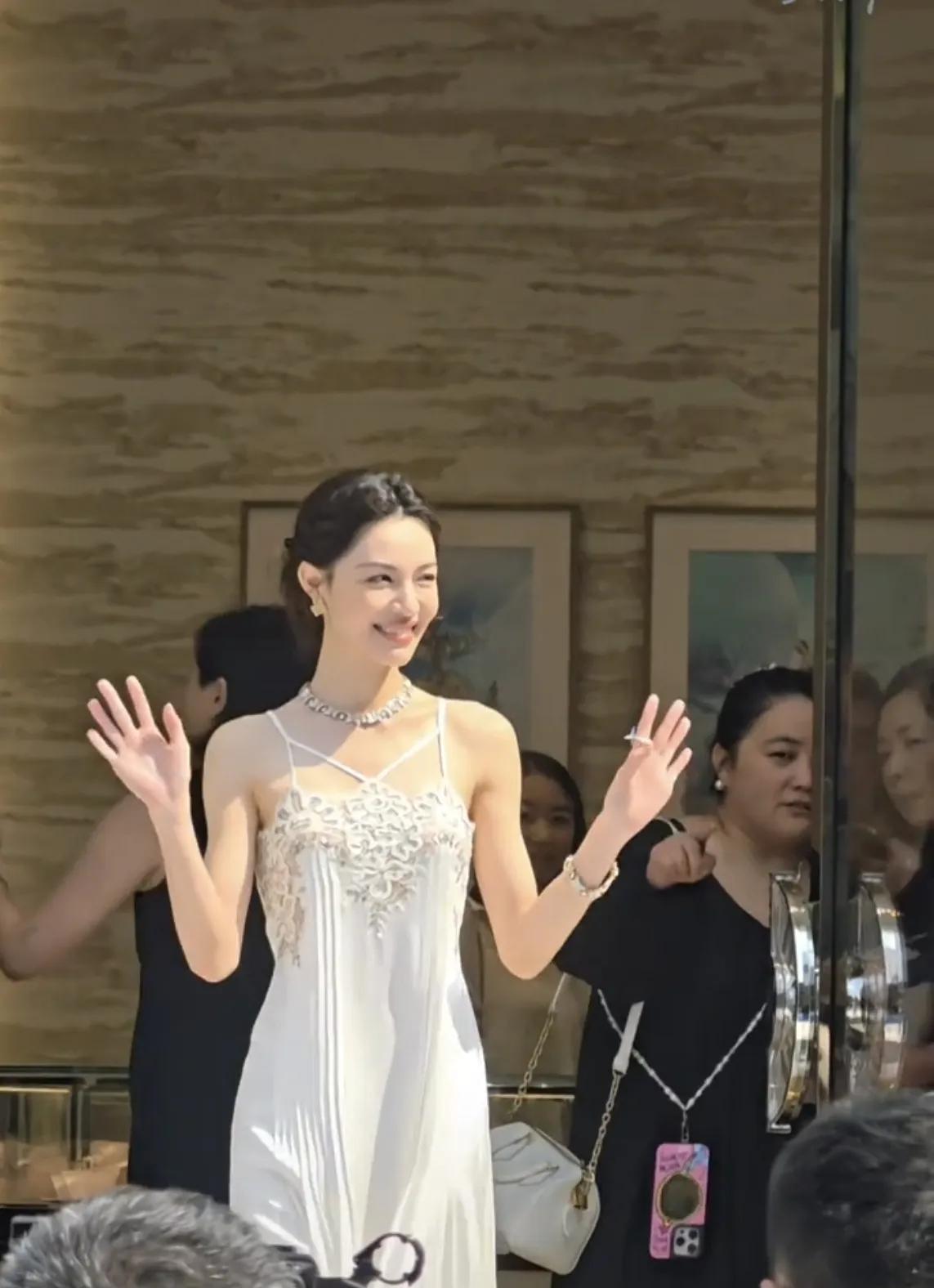 她内心很强大，大方展示自己的美，美得很松弛很自然，不像有些女明星，美是美美的太过