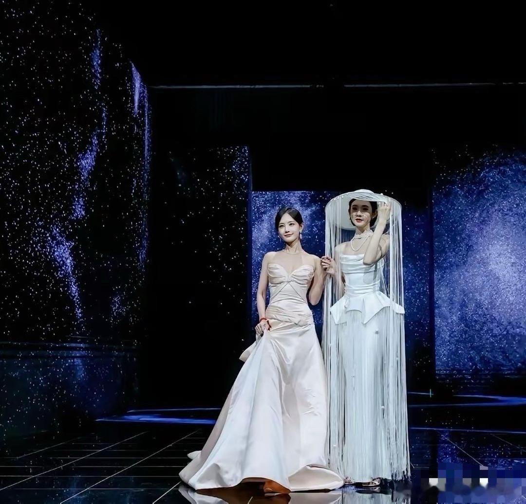 张艺凡的珠帘帽的确很夺眼球，但掀起帘子那一刻，光影落在脸上多多少少有点影响美感。