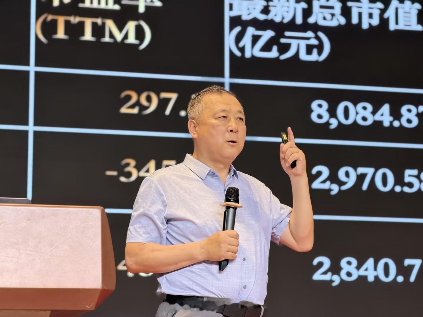 当宇树科技以1100元天价上市时，创始人王兴兴为何面无喜色？因为他深知千亿市值建立在他人非理性之上。