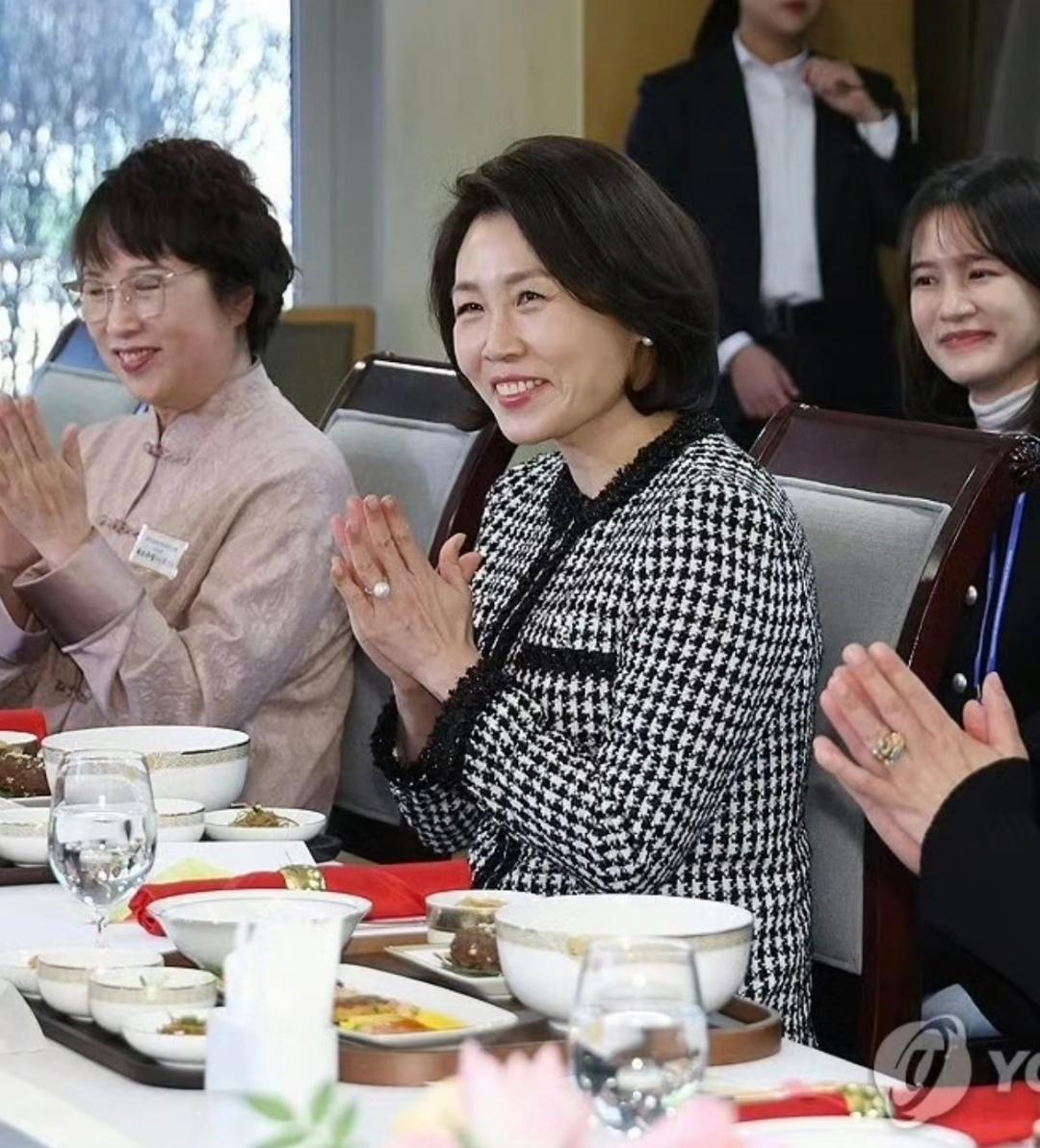 1月5日，金惠景在华参加午餐座谈会，以一身黑白色系穿搭亮相，修身款休闲外套剪裁得