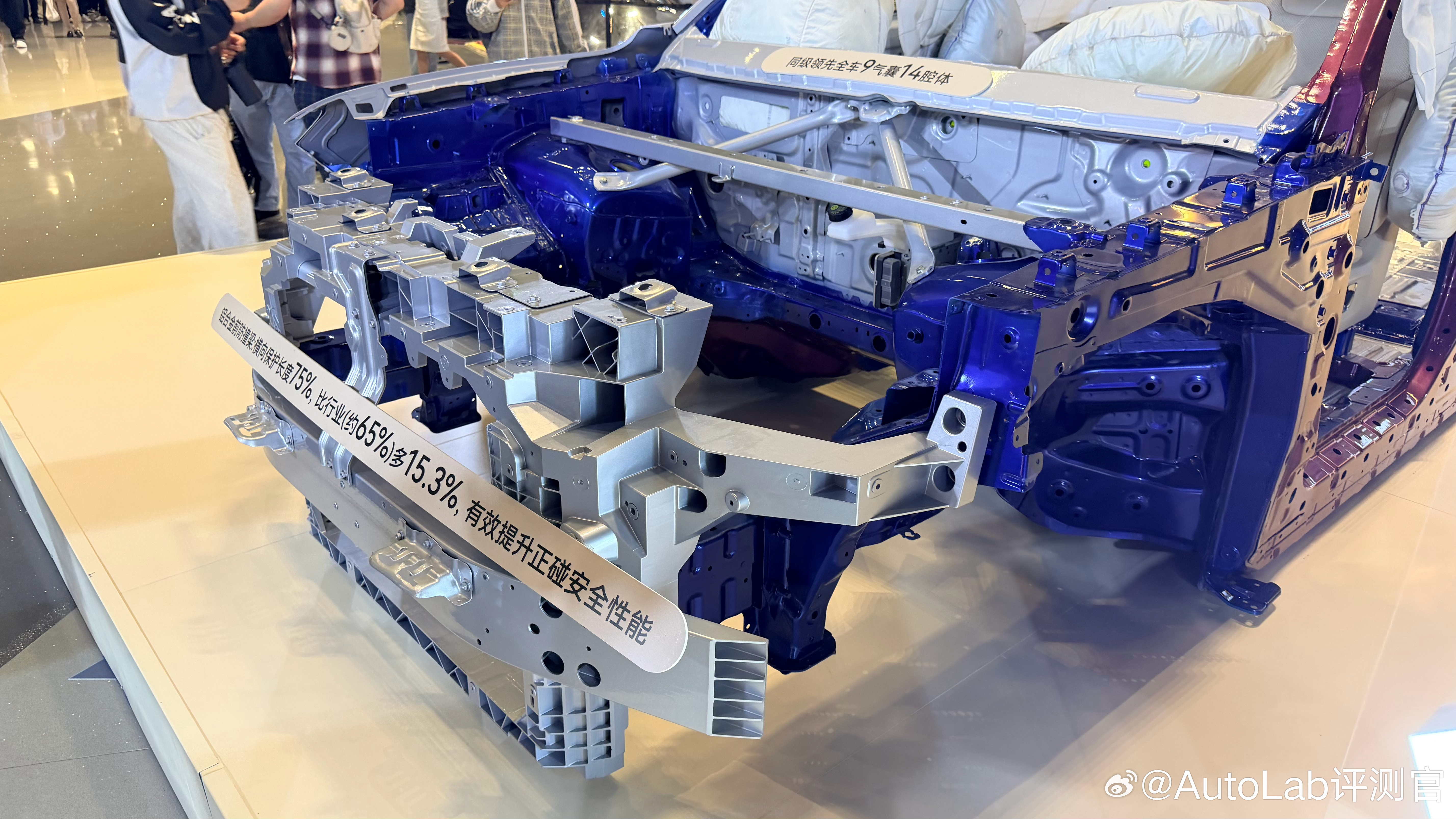 今晚开始盲订的华境S在安全上也有不少亮点在主动安全上，新车标配舱内激光雷达、AD