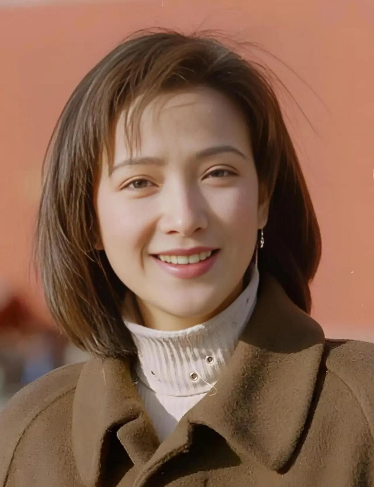 她抗癌十年，遗嘱里没提丈夫，只感谢了一个“朋友”。廖京生最新决定，捐出所有片酬