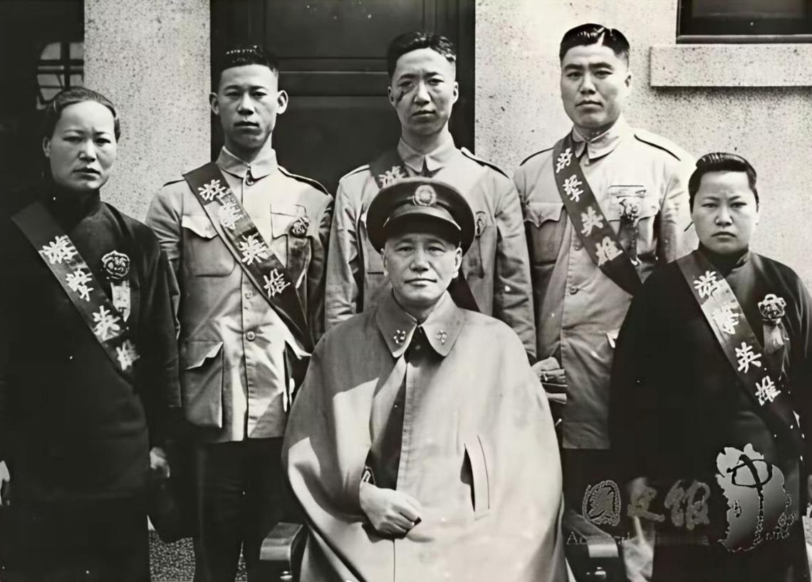 1953年3月9日,蒋校长和四位“游击英雄”合影。这张照片里的“游击英雄”是国民