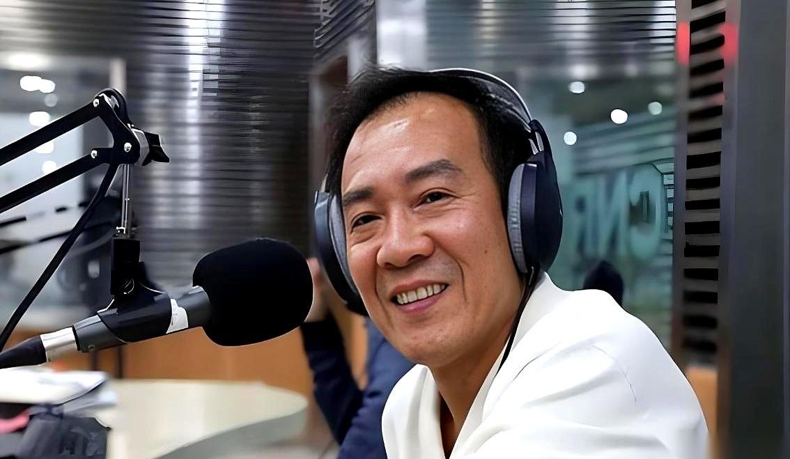 后台那次碰面，是杨蕾和戴志诚离婚十年后，第一次见。周围一圈人，郭达、尚大庆，本