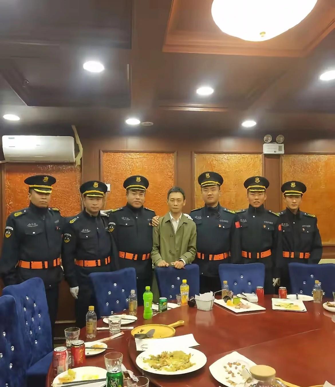 影星张译呀，合影弄得像被捕一样。