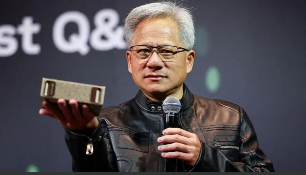 现在才知道紧张，是不是有点晚了？2025年10月6日，英伟达CEO黄仁勋在接