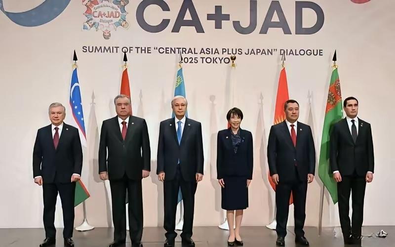 独角戏！除了高市早苗，没有一个人笑的！日本—中亚峰会开始前，高市与五国元首合影。