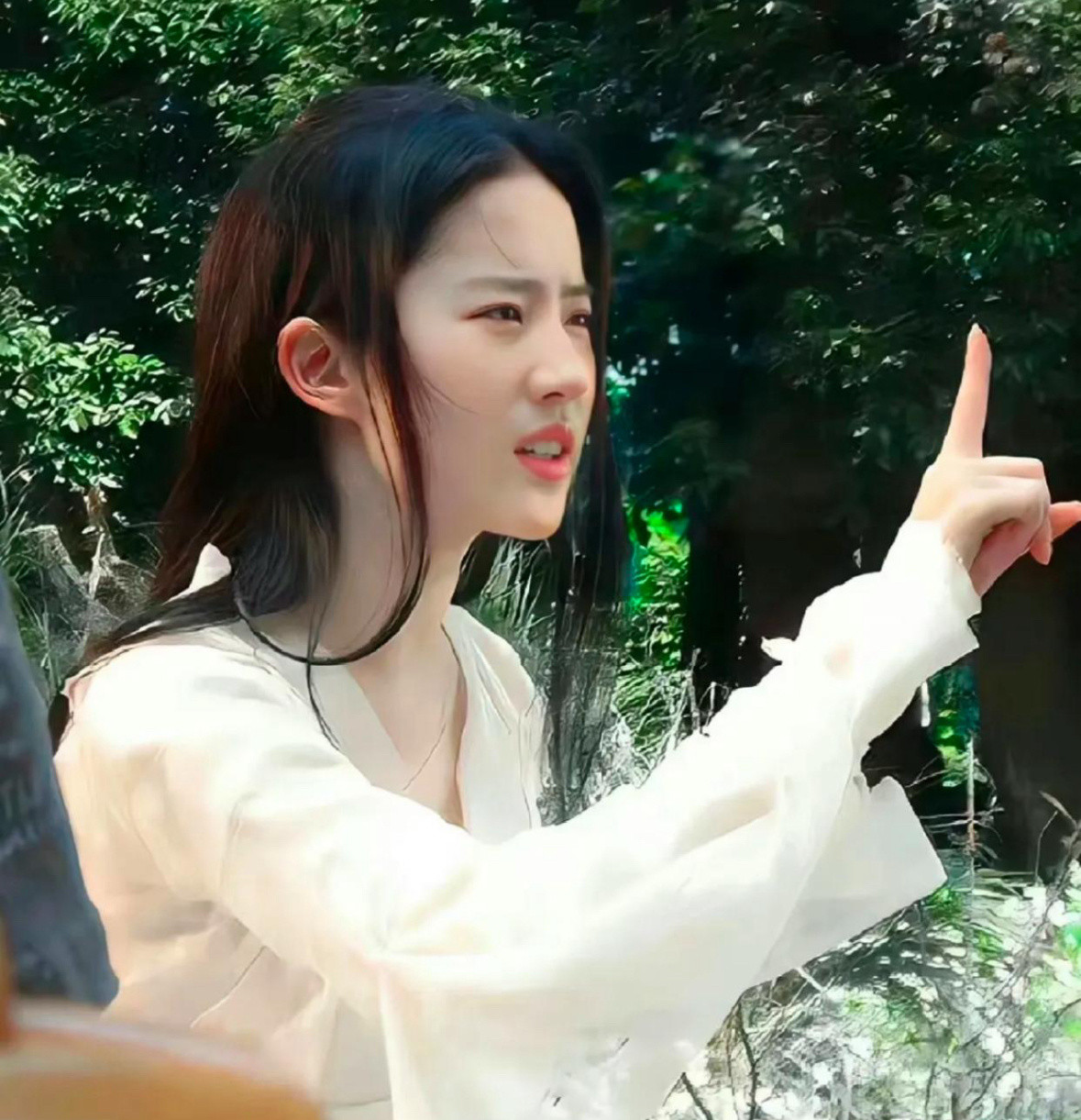刘亦菲是唯一一个出现在央视镜头还让人质疑是不是开美颜的女人吧​​​
