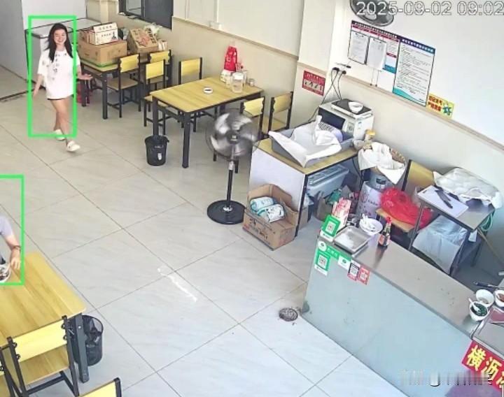 广东惠州的肠粉老板又在晒幸福了，他说：就这一瞬间，老板娘的笑容比头发还难压，因为