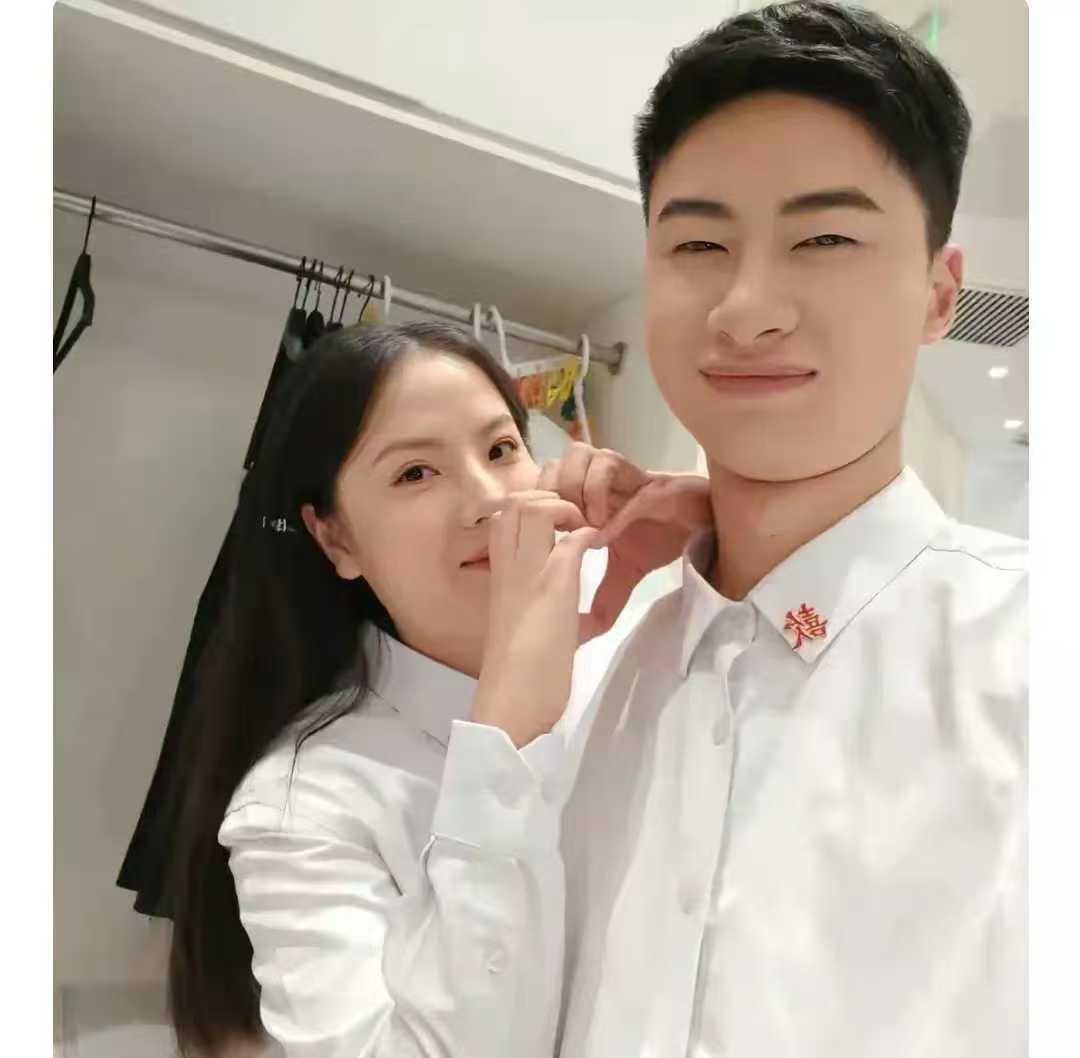 我极度怀疑，庞众望的女朋友，她是不是提前知道了剧本？这女孩早在庞众望只是清华普通