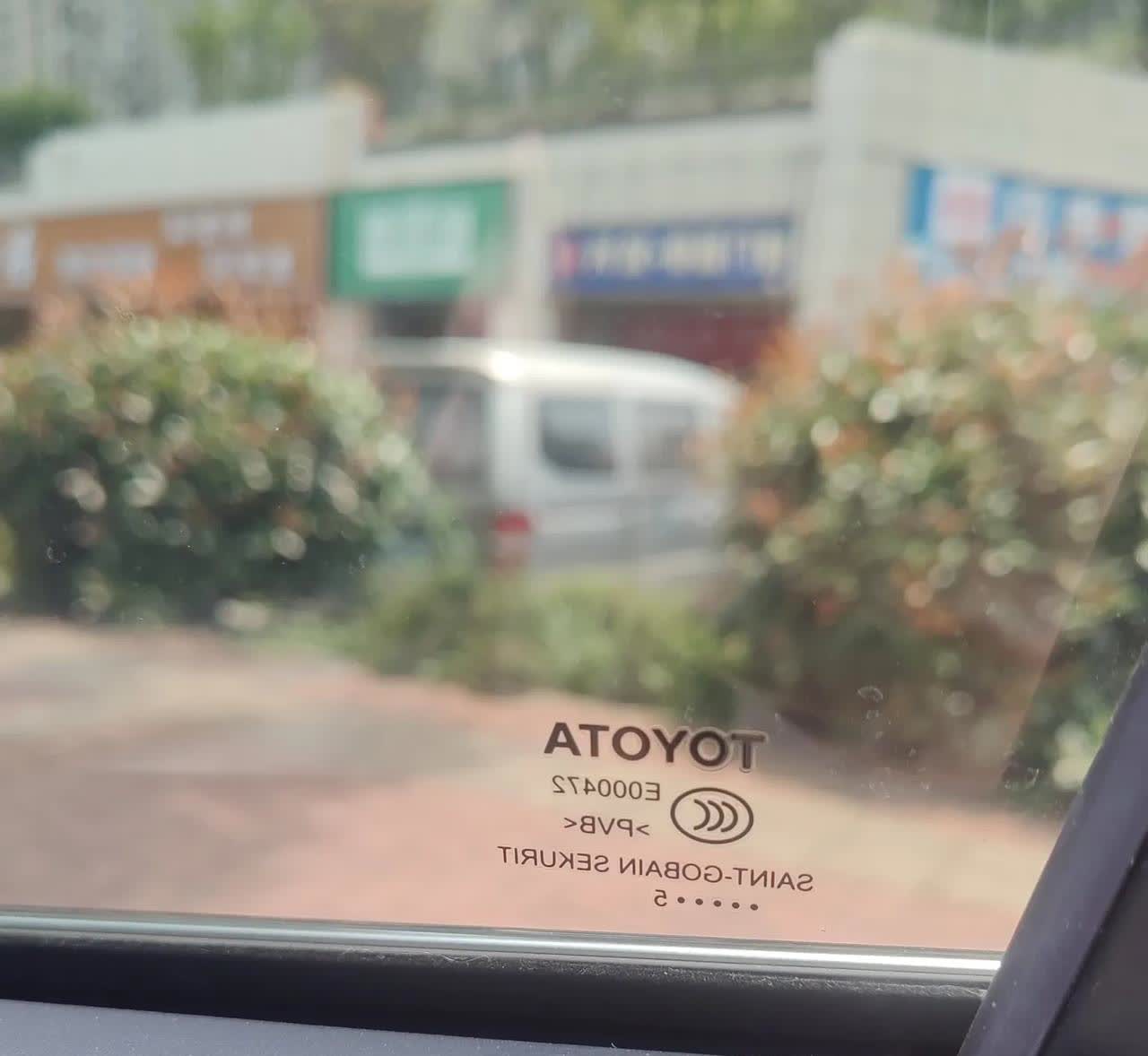 九代凯美瑞，我刚刚提车不到一个月，发现我车同时用三个品牌的玻璃，在汽车上应该很少