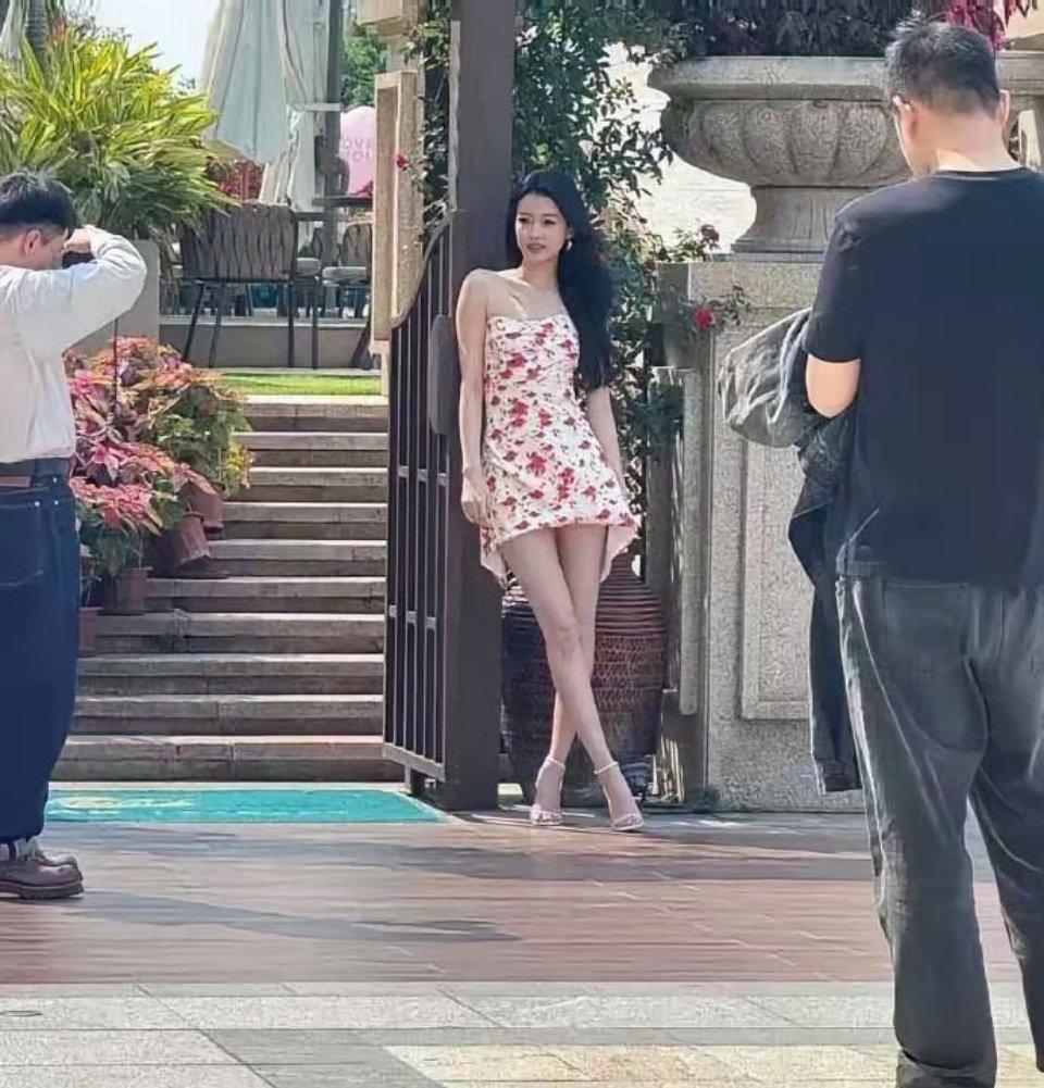 不怪那么多人喜欢她，路人镜头下都美若天仙，就这身材比例，五百万彩礼都值得。​