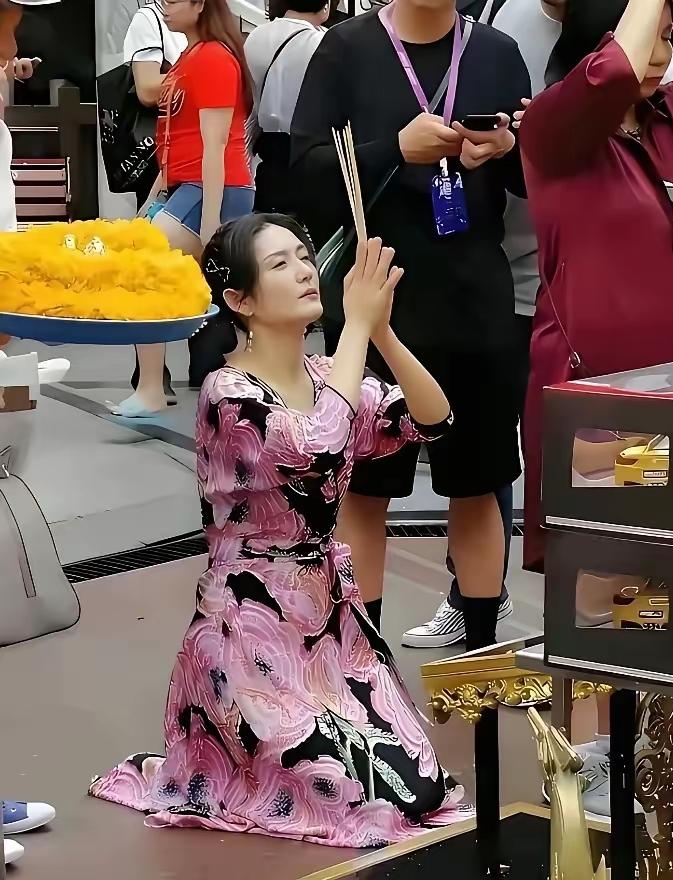 美女，我怎么看不出你烧香的诚意呢？这是不是先入为主了？每次看到她那个表情，就知道