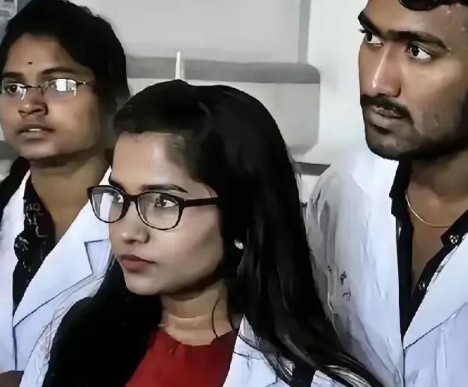 印度留学生能顺利毕业最该感谢的是中国出入境管理局的警官。他们定期去高校开英文普