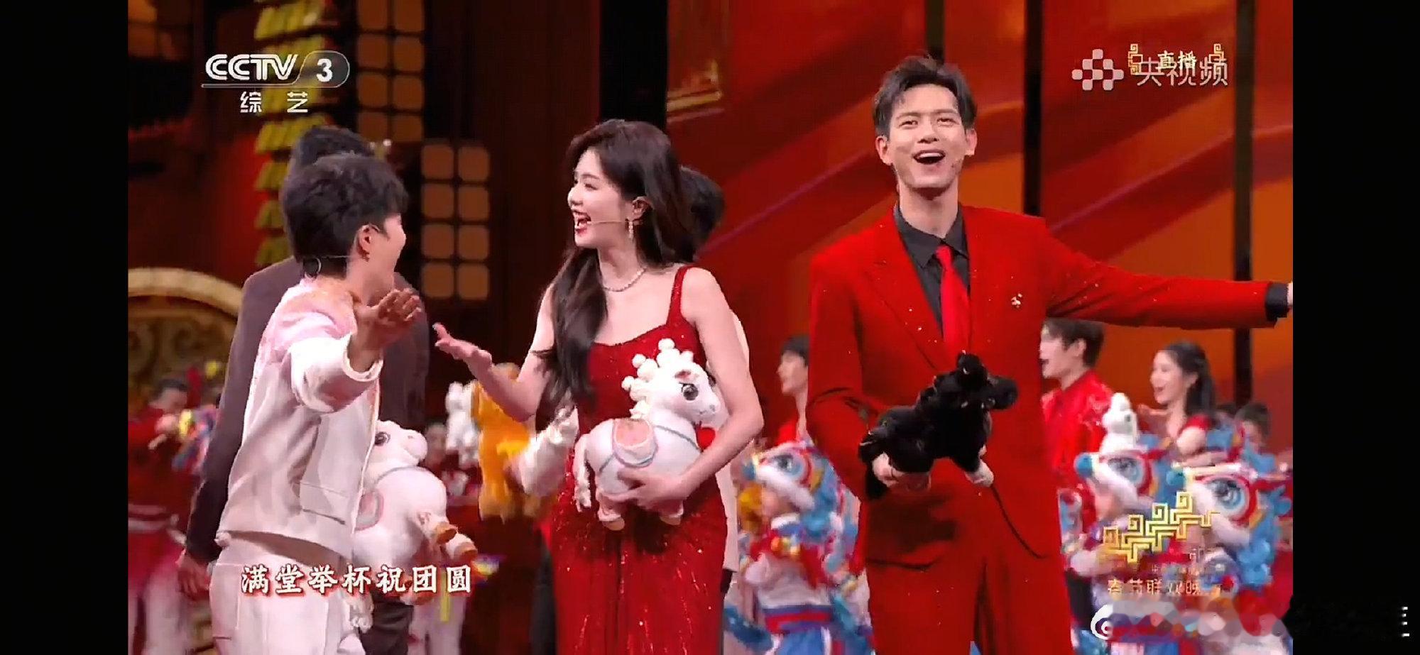 镜头扫到李现帅我一大跳李现真的帅的很有魅力笑的那一刻，感觉空气都已经变得甜甜的了