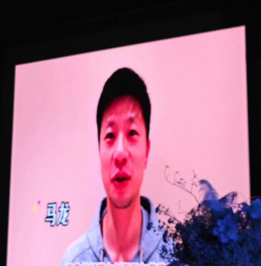 国乒巴黎奥运会男团阵容竟然在婚礼上重聚！马龙、樊振东、王楚钦三人为羽毛球名宿黄雅