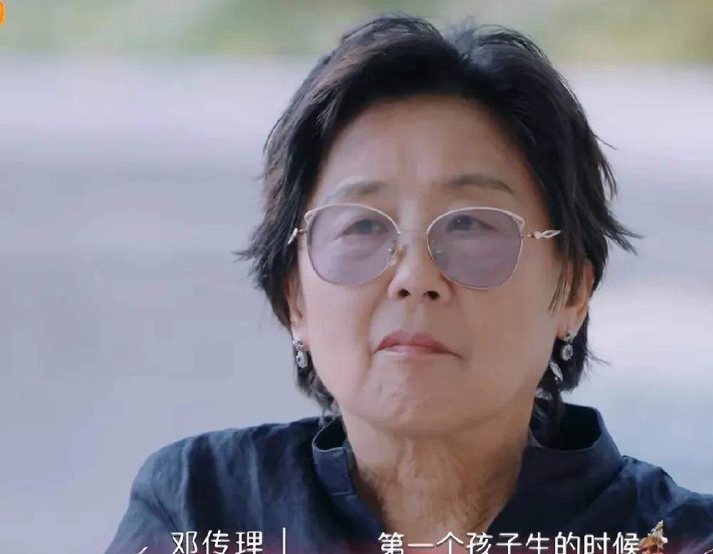 黄圣依妈妈失落的说：“我女儿很少和我交流，她生第一个孩子的时候，我都不知道她怀孕