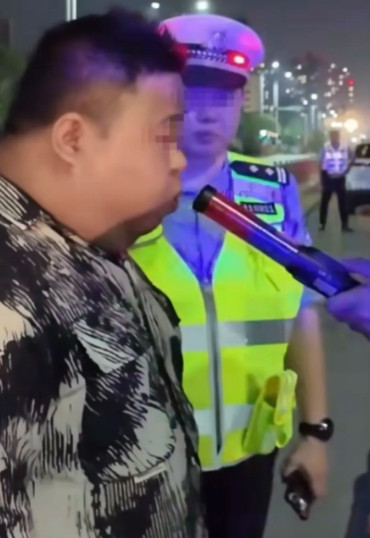 江西一哥们开车被查酒驾，测试仪哔哔响，他急得直跺脚：