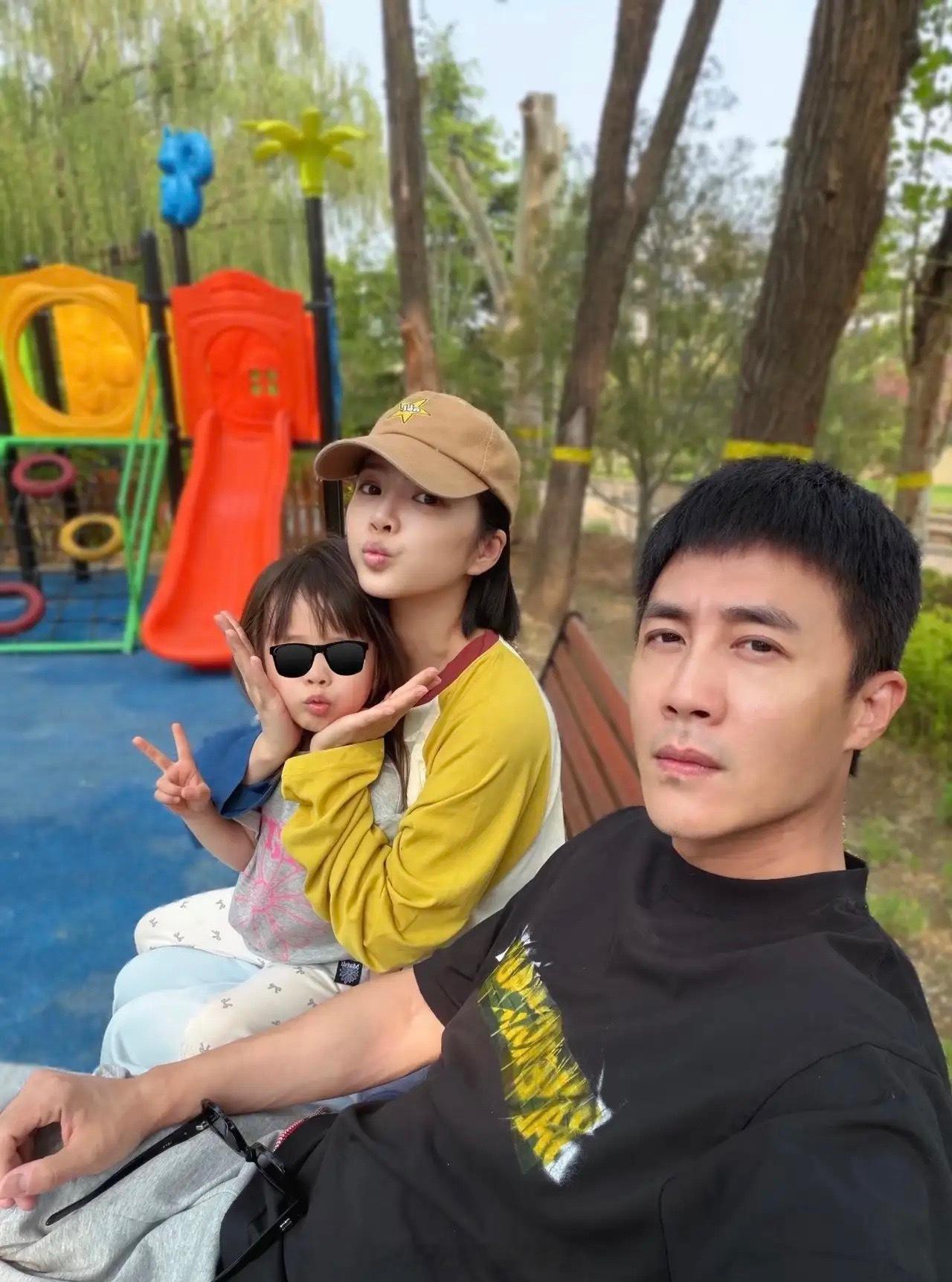 杜淳晒一家三口周末度假照，小蛋饺皮肤白皙，遗传了妈妈的美貌，幸福的小姑娘一枚