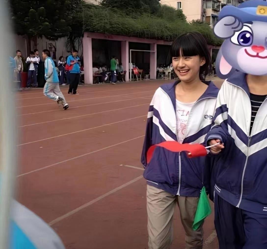 学生时期的赵露思，这就是妈生脸的威力吗