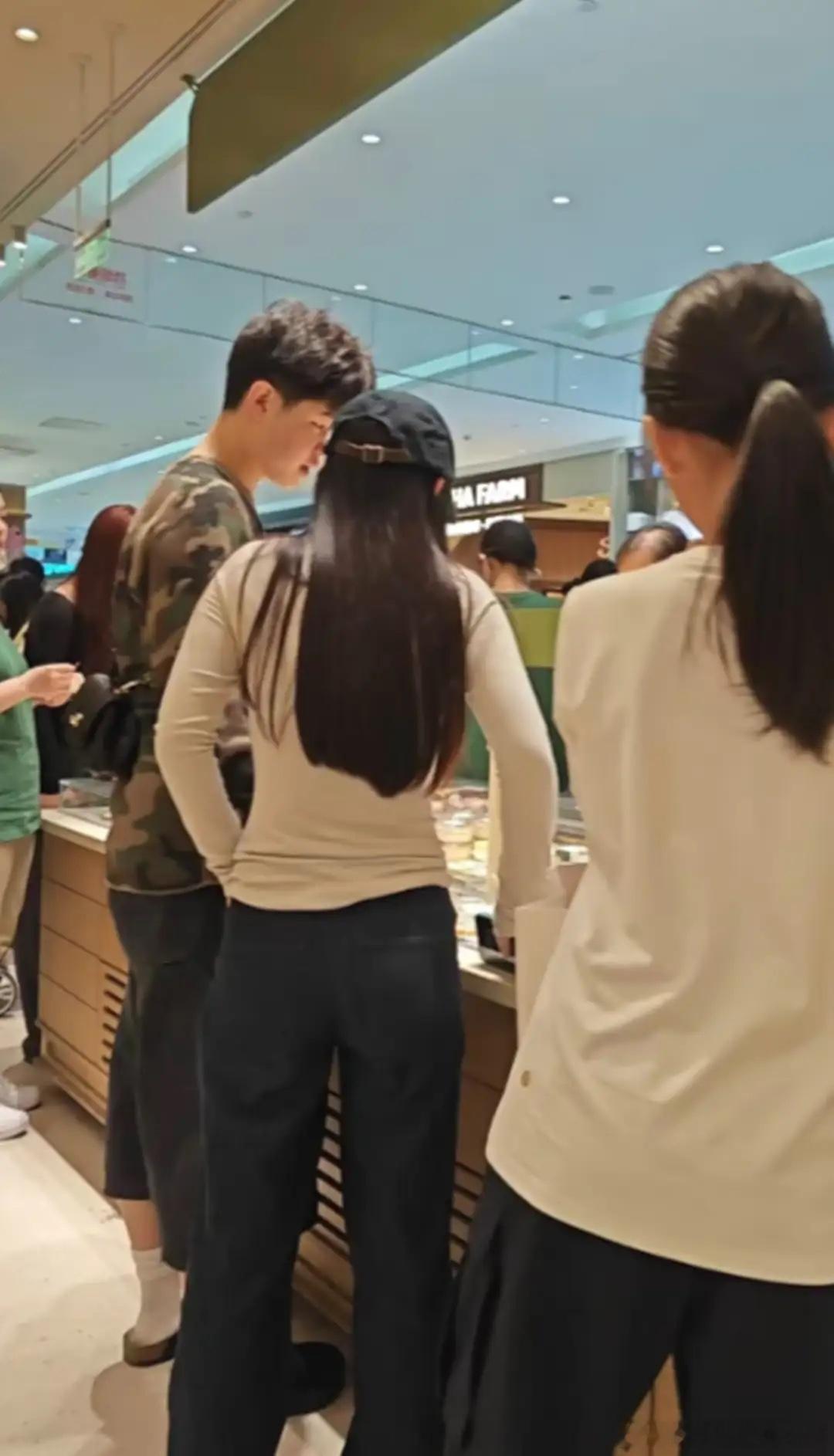 沙溢胡可大儿子陪女生逛街沙溢儿子安吉陪女生逛街曾经软萌安吉如今长成挺拔少年，贴心
